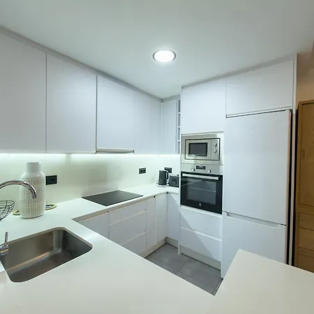 Modern Beachside 2-bed In Centre